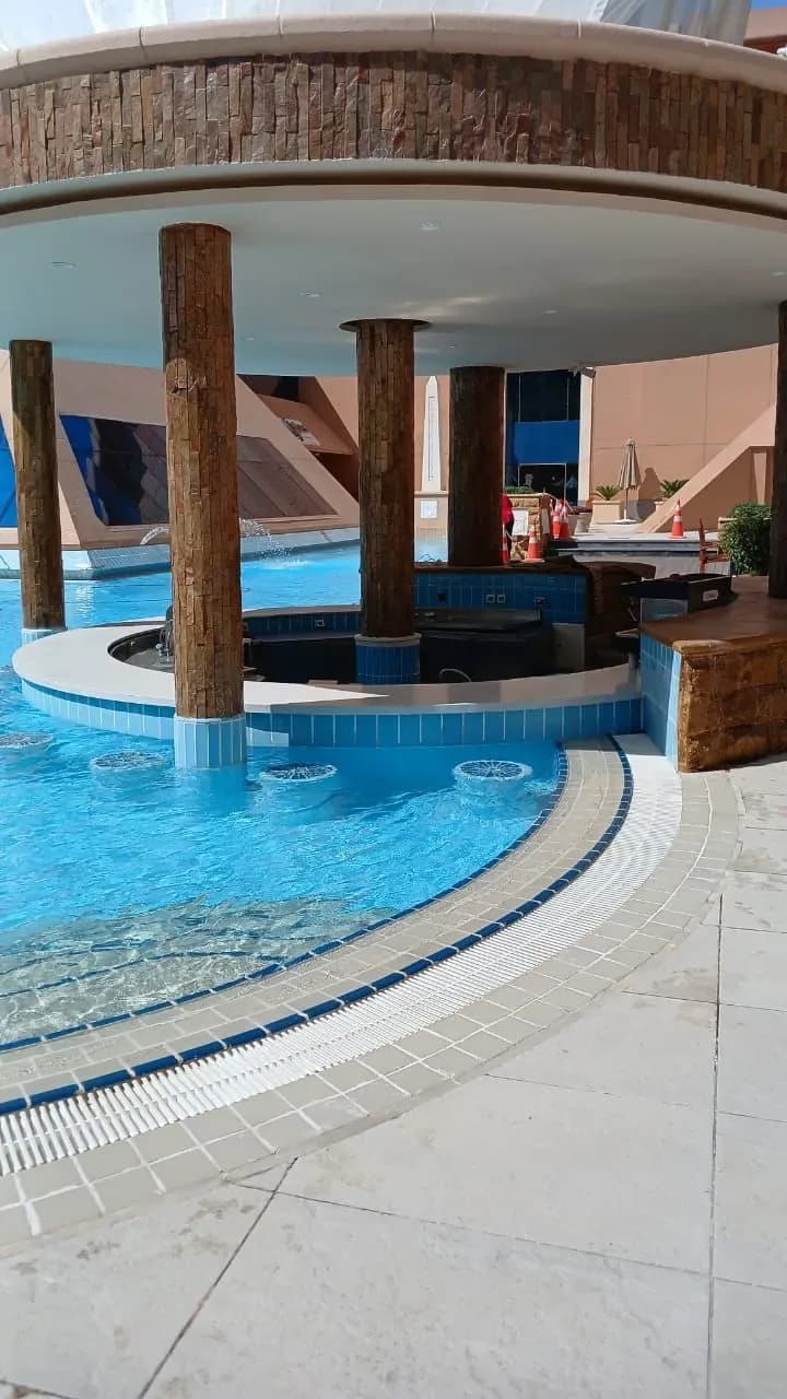 Breeze — Swim-Up Pool Bar — photo 4