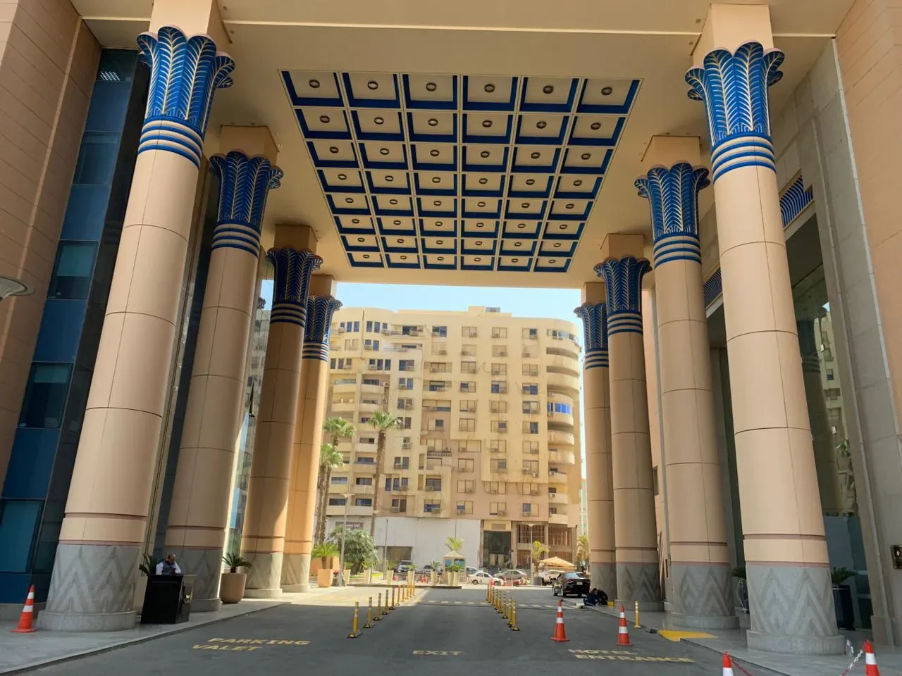 InterContinental — Entrance & Porte-Cochère — photo 10