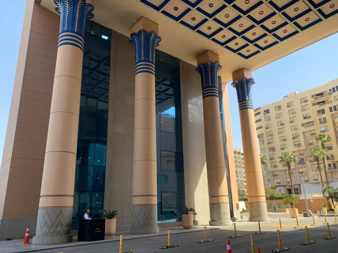 InterContinental — Entrance & Porte-Cochère — photo 15